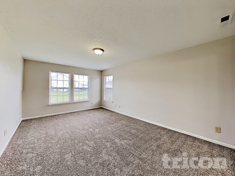 Building Photo - 746 Streamside Dr