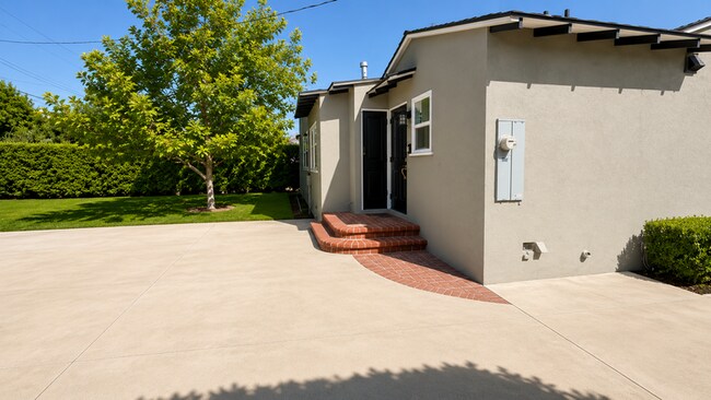 Building Photo - 1331 E Maple Ave