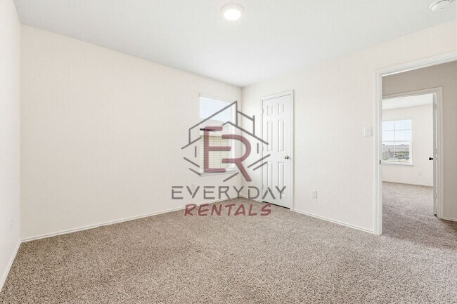 Building Photo - 4 bedroom 3 bath
