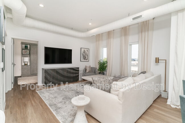 Building Photo - 400 SW 7th St