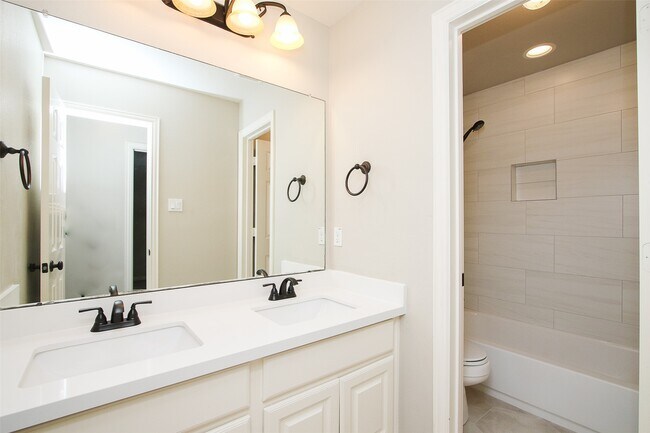 Building Photo - 35 Winhall Pl