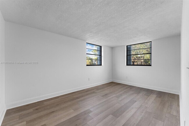 Building Photo - 10825 SW 112th Ave