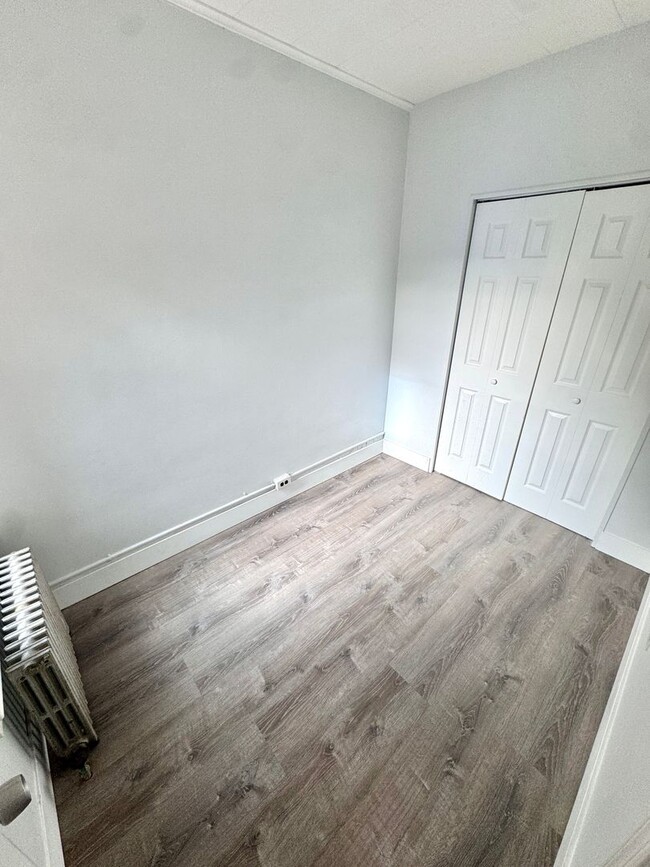 Building Photo - FIVE BEDROOM Home