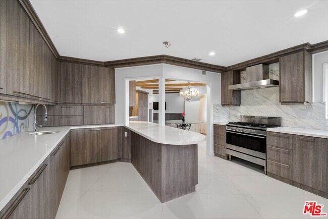 Building Photo - 935 Linda Flora Dr