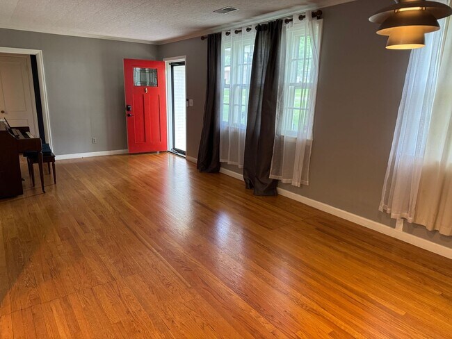 Building Photo - Updated 3BR/2BA home in South Nashville!