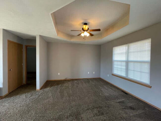 Building Photo - 3 Bedroom Home in Clever Available Now!