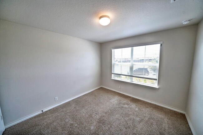 Building Photo - Stunning 4-Bedroom Home in Cobalt Canyon, ...