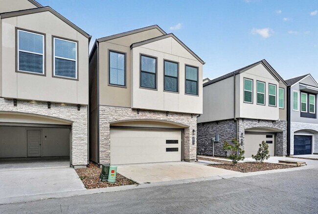 Building Photo - 2926 El Fenice Ln