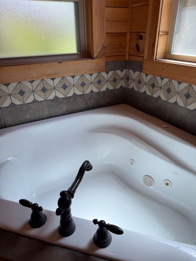 Building Photo - Sevierville 37876 - 3 bedroom, 3.5 Bath, 2486 sq. ft. Cabin and a 672 sq. ft. Studio above garage...