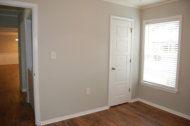 Building Photo - 111 Smallridge St