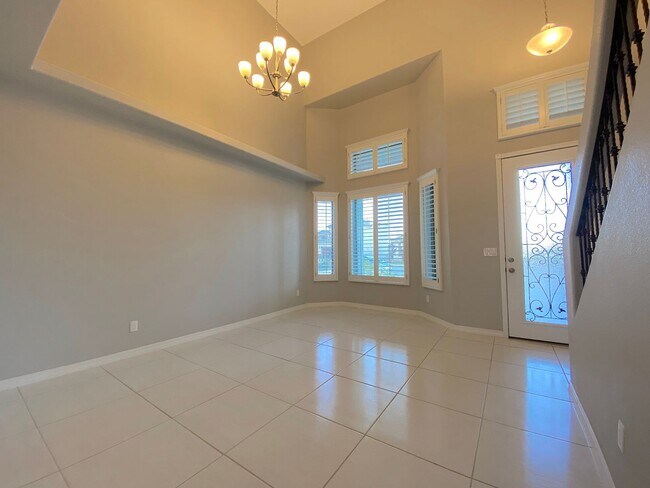 Building Photo - Spacious 4 Bedroom Refrig A/C Home