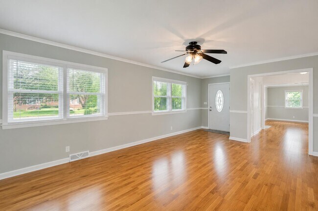 Building Photo - 208 N Lewis Ct