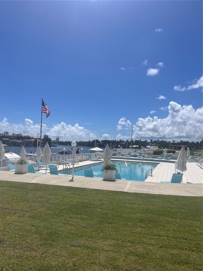 Building Photo - 900 Bay Dr