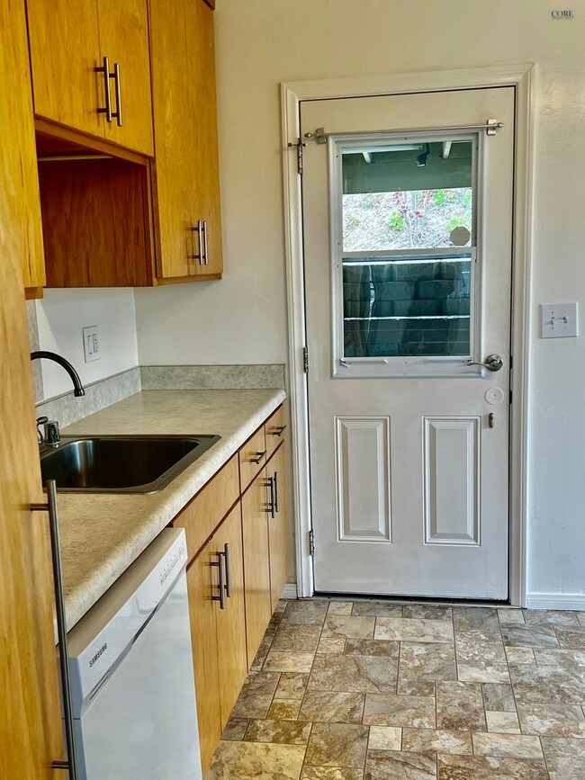 Building Photo - Hidden Gem with Views! 2 bedroom, 1 bathroom