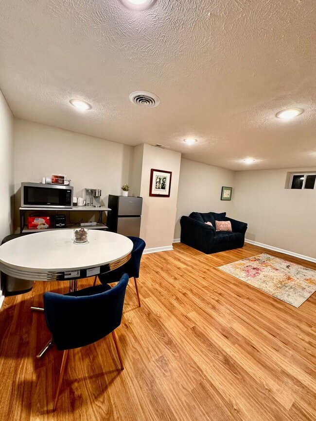 Building Photo - Spacious 5 Bedroom Available