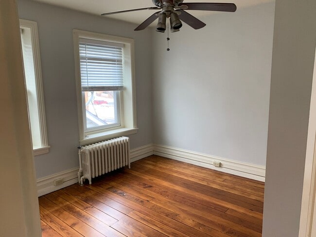 Building Photo - 3 Bedroom 1.5 Bathroom Emmaus Single in th...