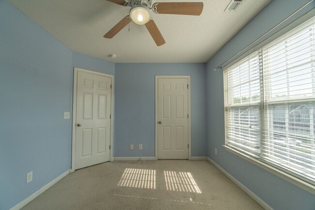 Building Photo - Townhome in a great location!