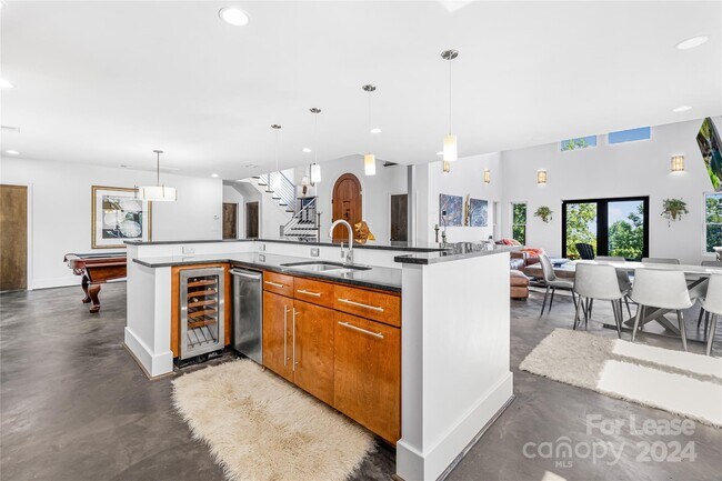 Building Photo - 49 Castle Ct