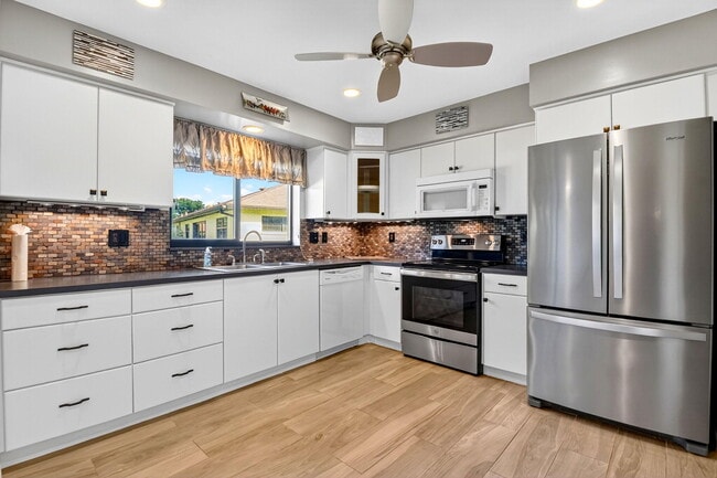 Building Photo - 4866 Dovewood Cir