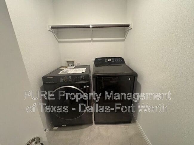 Building Photo - 2929 Dora Dr