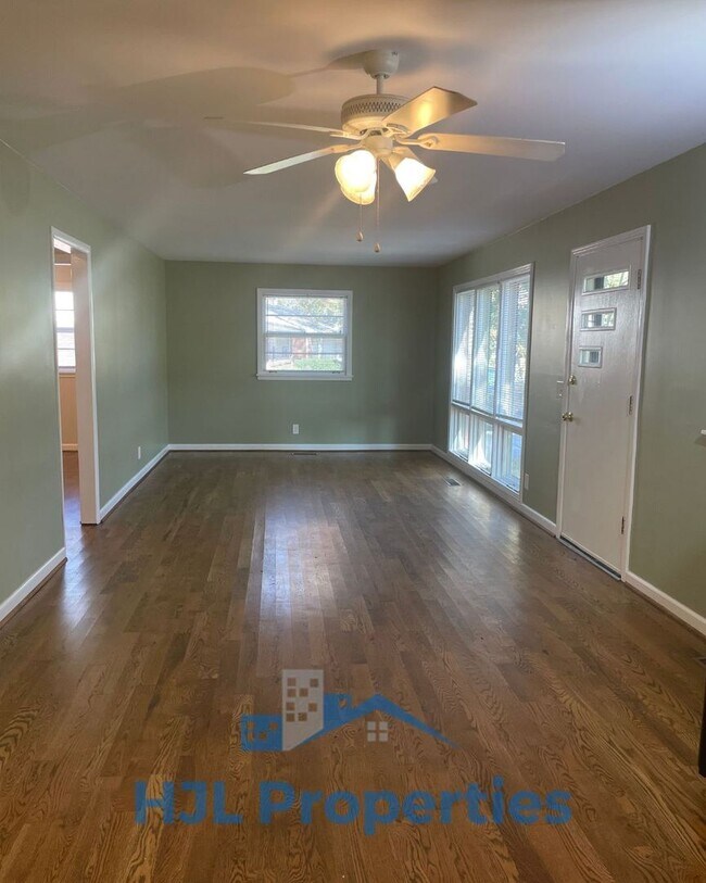 Building Photo - Beautiful Donelson Home!