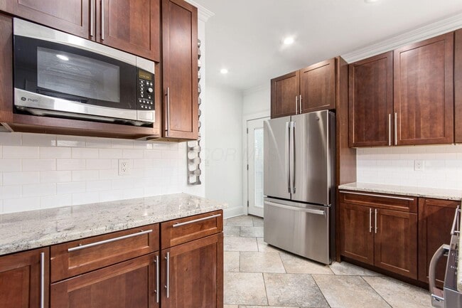 Building Photo - 106 E Gates St