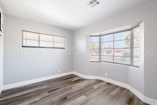 Building Photo - 3 Bedroom/1 Bath Home - $1750 Per Month!