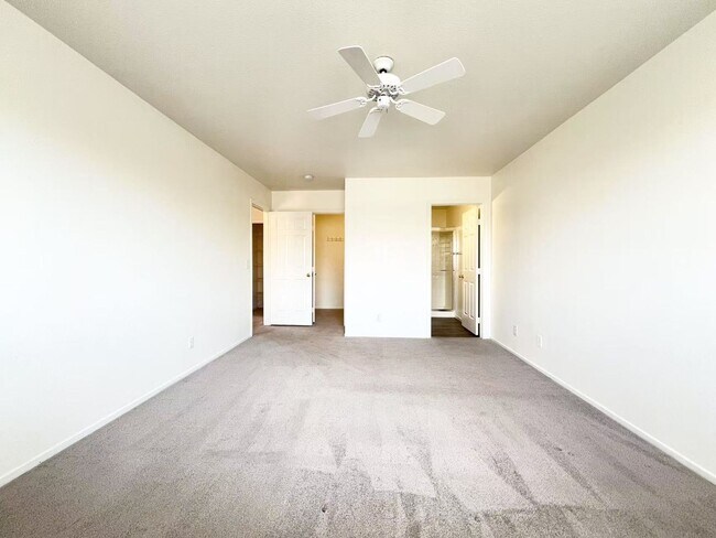 Building Photo - Spacious Townhome in Desirable Green Valle...