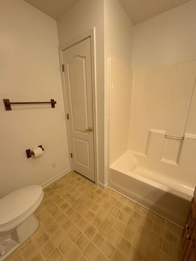Building Photo - SPACIOUS & Beautiful Home Just Outside She...
