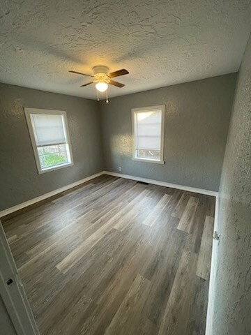 Building Photo - 5330 W 11th Pl