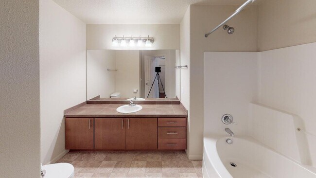 Building Photo - Perfect For Nursing Student - Beautiful Condo w/ Garage. Close To St. Vincents Hospital