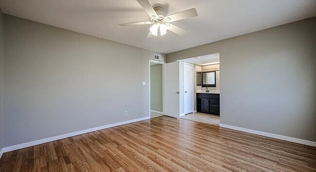 Building Photo - 604 W Kiva Ave