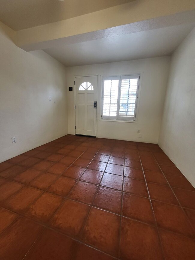 Building Photo - Quaint and Cozy 1x1 apartment in the histo...