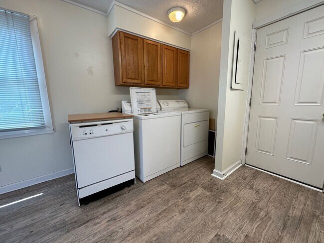 Building Photo - 1528 Redwood Dr