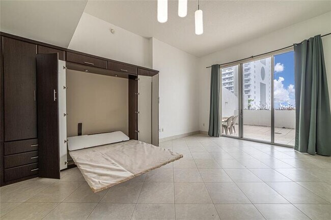 Building Photo - 1750 N Bayshore Dr