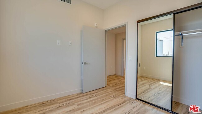 Building Photo - 1540 S Hayworth Ave