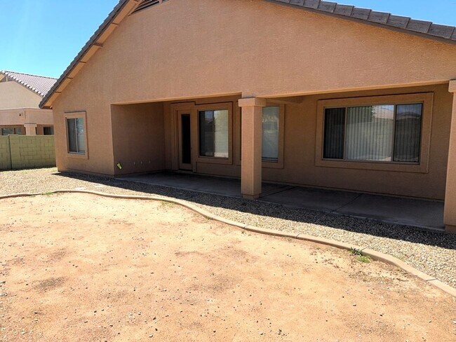Building Photo - 4 BEDROOM HOME IN LITCHFIELD MANOR WITH 3 ...