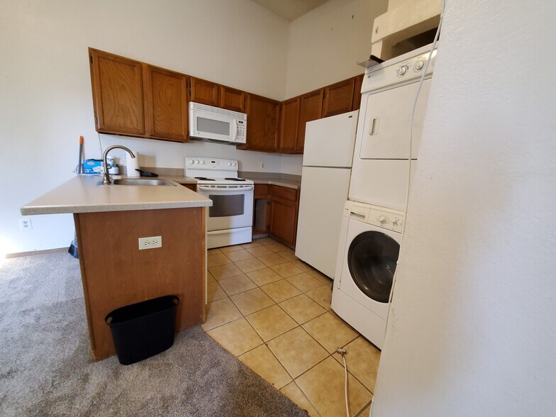 Kitchen - 932 S Dearborn Way