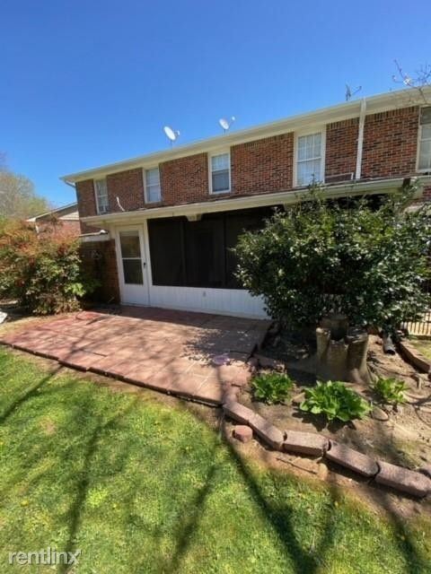 Building Photo - 3 br, 1.5 bath Townhome - 2090 Kings Gate Cir