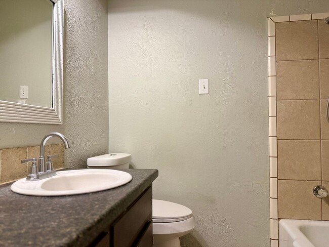 Building Photo - House For Rent