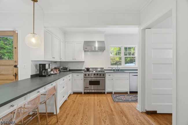 Building Photo - 40 Oakwood Ave
