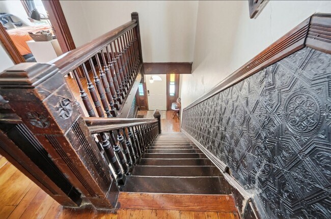 Building Photo - 7 bed/2 bath on Rohs St., Mins. from UC for Only $600/pp ($4,200/mo)! $250 SIGN ON BONUS FOR LTO!!!