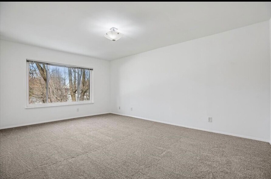 Building Photo - 11423 Commonwealth Dr