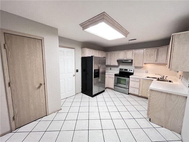 Building Photo - 884 N Daisy Ln