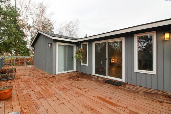 Building Photo - 5 Bed/3 Bath + an Office/Bonus Room House