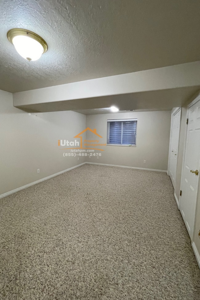 Building Photo - East Layton 6 Bdrm 3 Bth 2 car garage home.