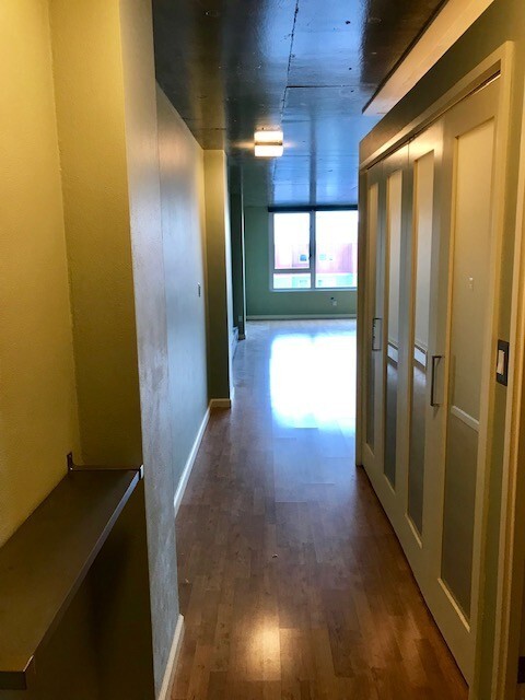 Building Photo - Modern 1 Bedroom in Lower Queen Anne