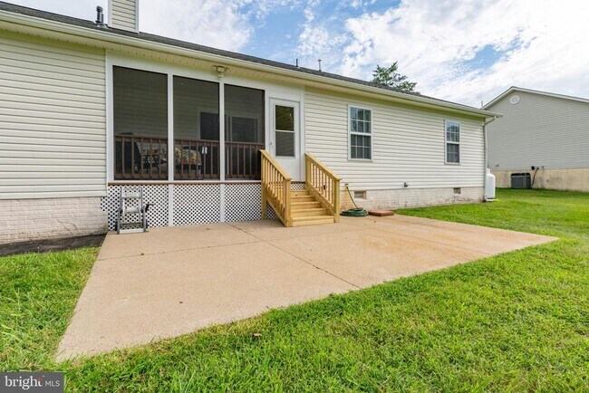 Building Photo - 205 Old Landing Ct