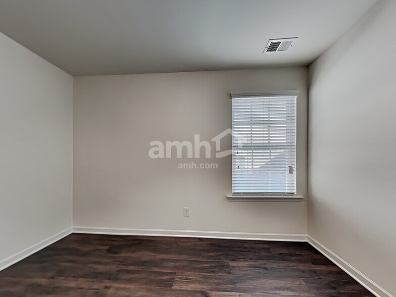 Building Photo - 140 Longford Dr