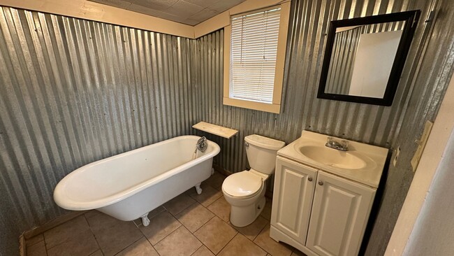 Building Photo - Affordable 2-Bedroom Apartment with Comfor...